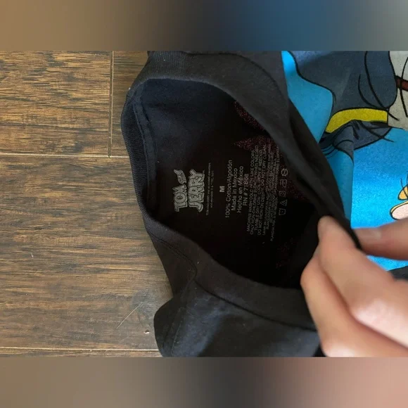 Tom & Jerry graphic tee - like new! Never worn! Size M - Picture 3 of 3